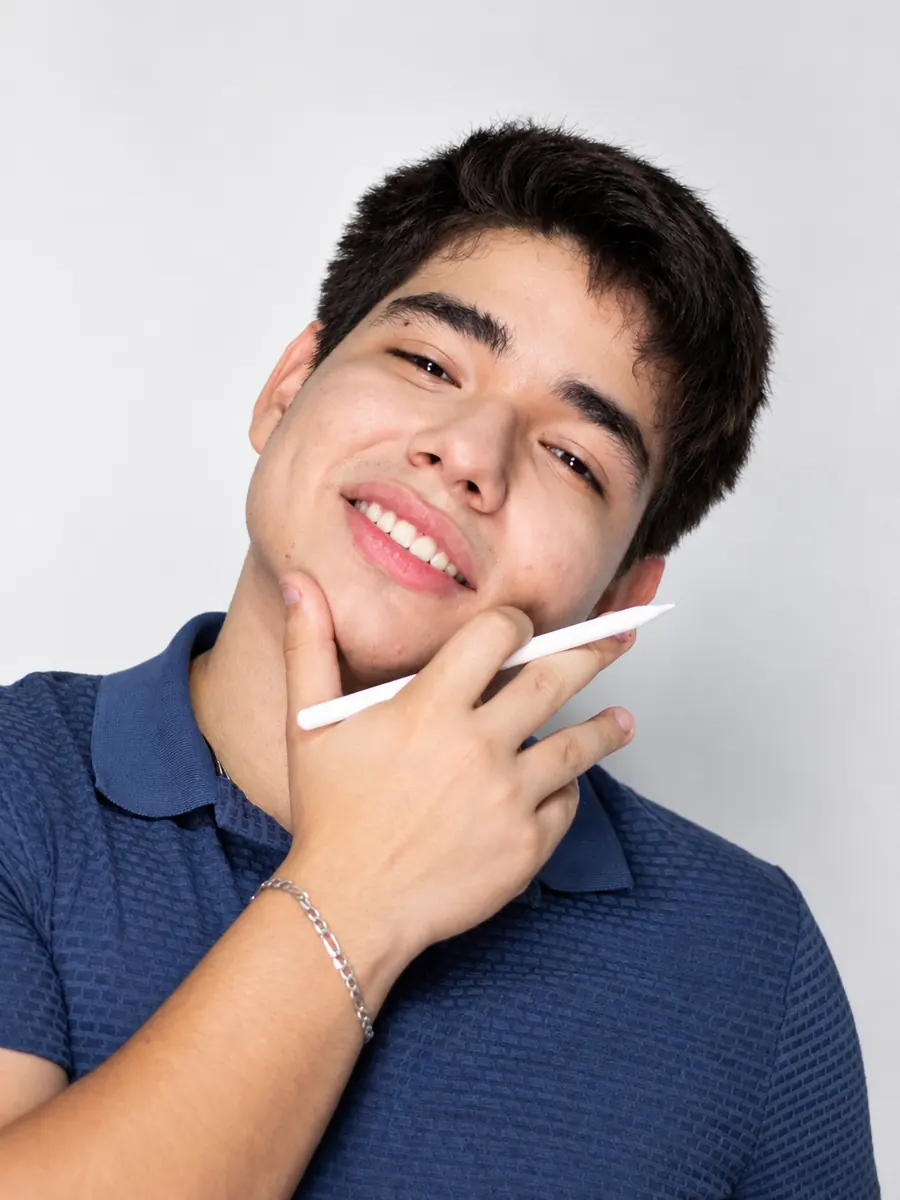 Retrato de Luis Xavier Somarriba N. con un lápiz digital, sobre fondo claro