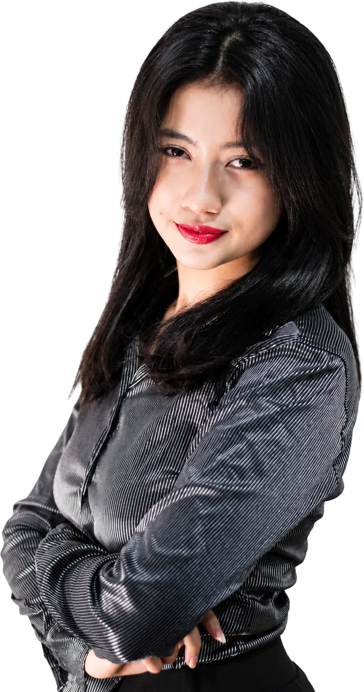 Aura Elisa Olivas G., de E&X Agency, de brazos cruzados sobre fondo hueso